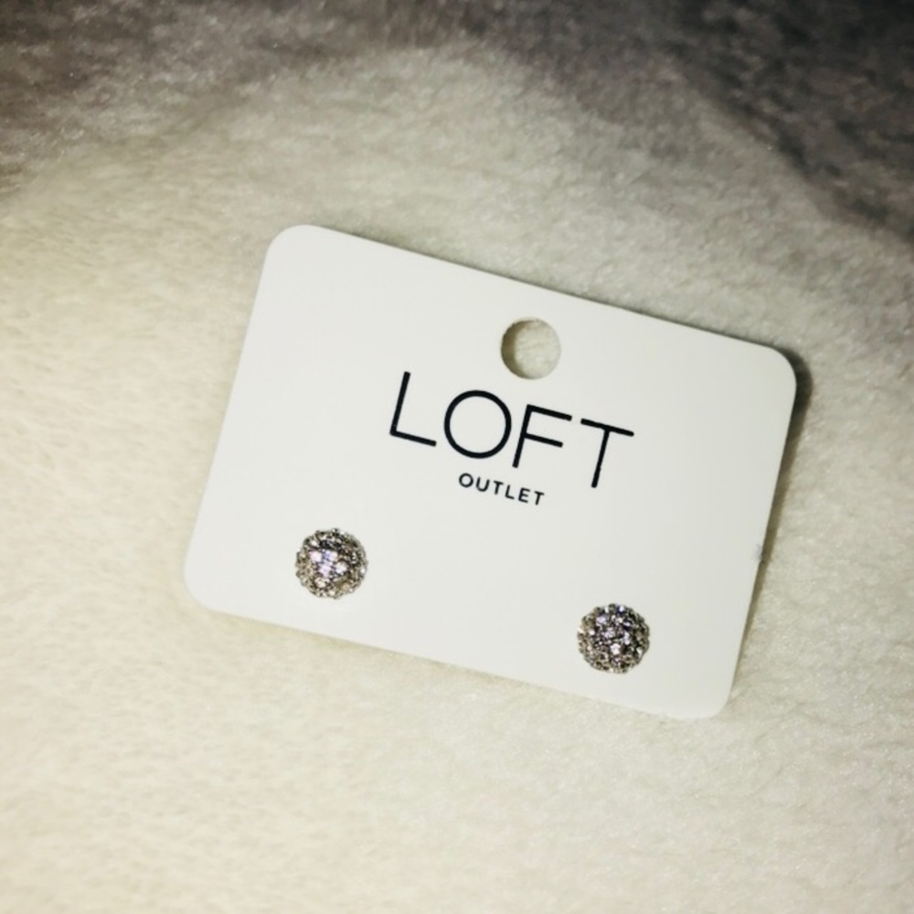 ✨✨🆕✨✨ LOFT Silver rhinestone cluster earrings